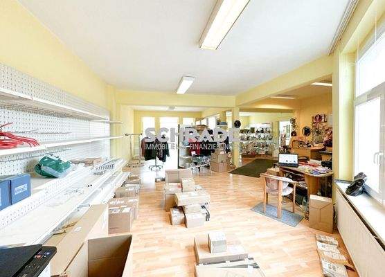 ...mit repräsentativen Verkaufsraum