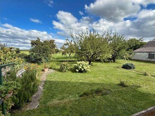 Garten mit weitem Blick über die Felder