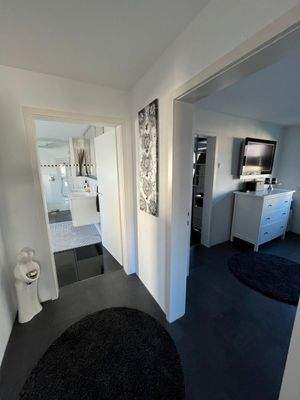 Schlaf- Kleider und Badezimmer