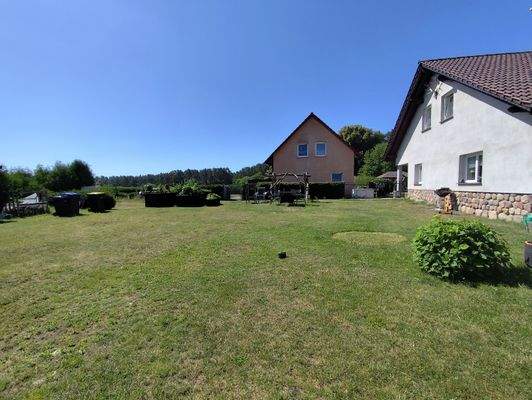 Grundstück hinter dem Wohnhaus 2