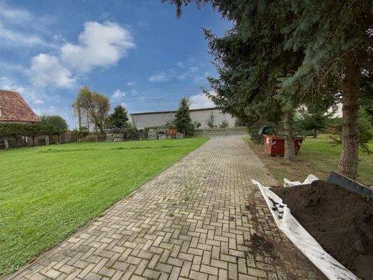 Zufahrt zum Nebengebäude