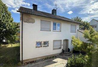 Nordseite mit Eingangsbereich und Zufahrt/Garage