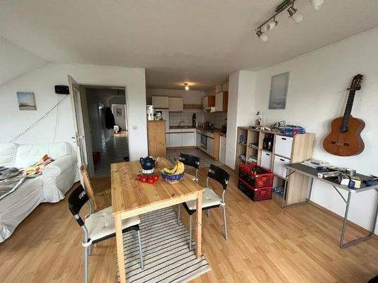 Wohnzimmer mit offener Küche