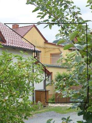 Gebäuderückseite vom Nachbargrundstück aus gesehen