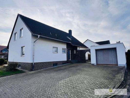 Eingangsbereich + Zugang in den Garten + Garage