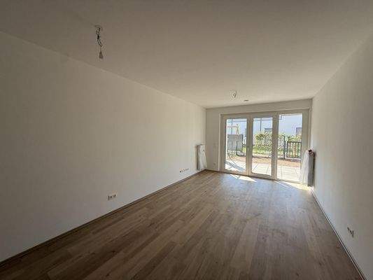 Haus_1_Top_2_Wohnbereich_mit_Blick_auf_Terrasse