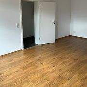 Leeres Zimmer mit Holzboden