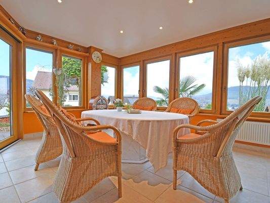 Auch im Wintergarten genießen Sie einen wundervollen Panoramablick über Miltenberg und seine Waldhügel.