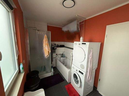 Bad mit Badewanne und Dusche