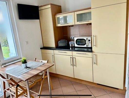 Küche m. Zugang zur Terrasse und Garten