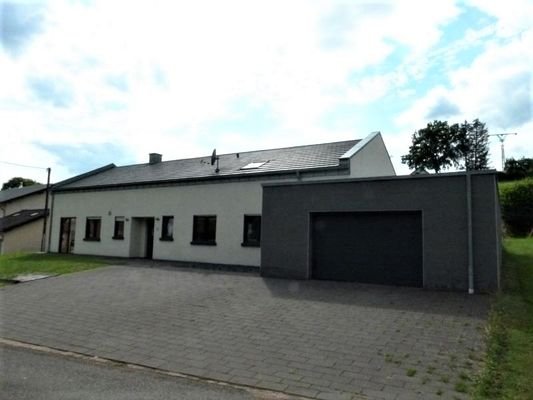 Vorderansicht mit Garage