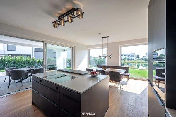 Küche_Eßplatz_Blick in den Garten/zum See