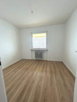 Leeres Zimmer mit Fenster