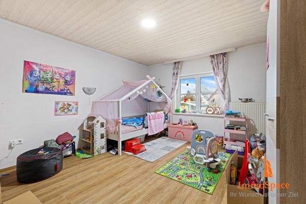 Blick ins geräumige Kinderzimmer