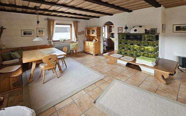 Esszimmer mit Kachelofen