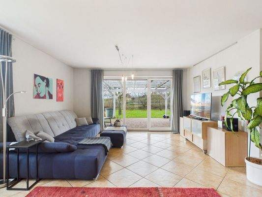Wohnbereich mit Zugang zur Terrasse