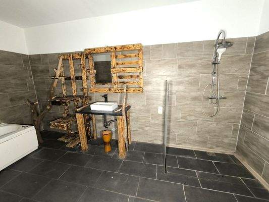 Badezimmer mit Badewanne und Dusche