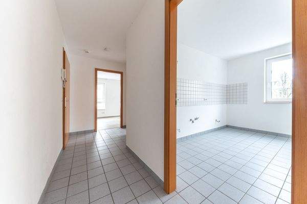 Flur mit Blick in die Küche 