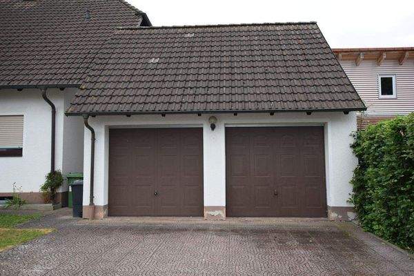 Nebengebäude mit Doppelgarage