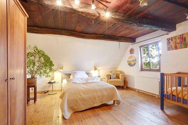 Zimmer mit Holzbalkendecke