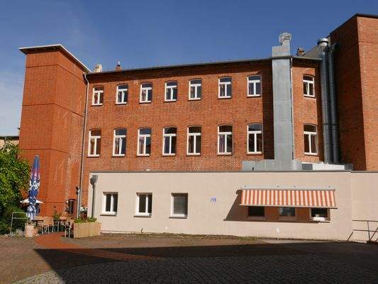 Hofbereich mit Stellplätzen