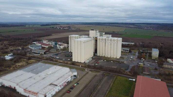 Logistikgrundstück mit Hallen und Groß-Silos
