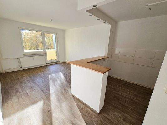 Wohnzimmer mit halboffener Küche