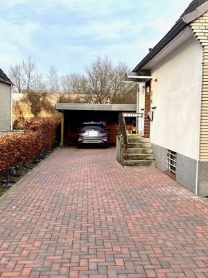 Zufahrt zum Carport