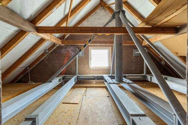 Sendemast im Dachstuhl