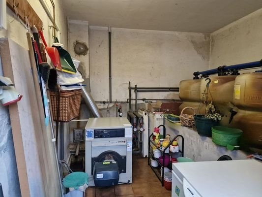 Nebengelass mit Öl-Zentralheizung Haus 1
