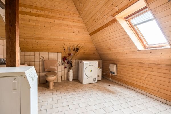 Toilette mit Waschmaschinenanschluss | Dachgeschoss