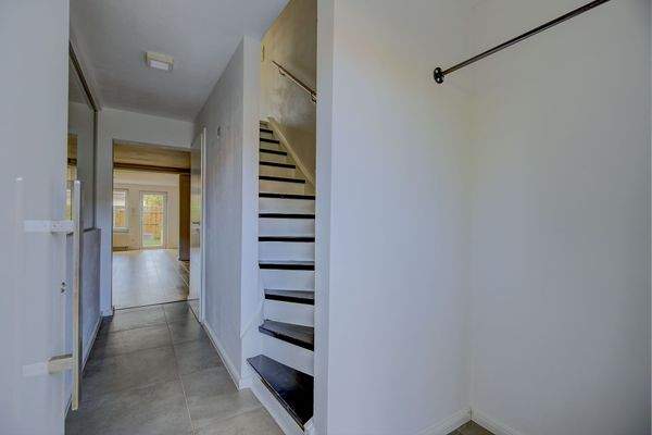 Treppenhaus und Flur EG