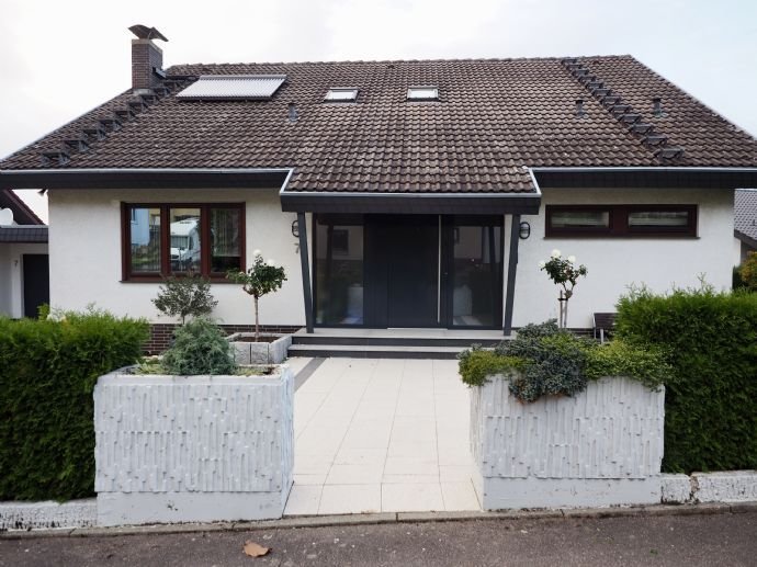 Freistehendes Einfamilienhaus in Weinheim-Rippenweier mit ELW - Hanglage mit schönem Odenwaldblick