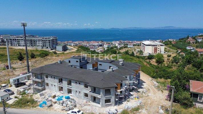 Apartments in a Complex with Sea and City Views in Çınarcık