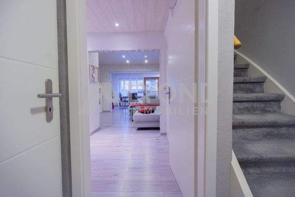 Eingangsbereich mit Blick in das Wohnzimmer