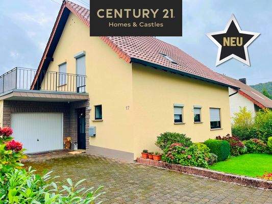 Frontseite mit Garage und Terrasse