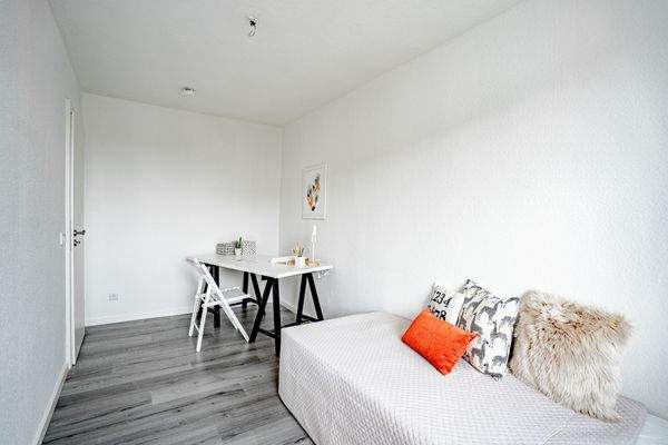 Heller Wohnraum mit Sofa