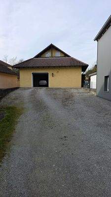 Seitenansicht mit Garage
