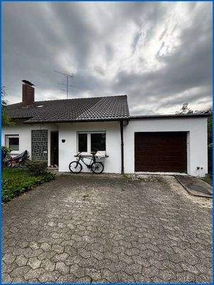 Ansicht Haus vorne mit Garage