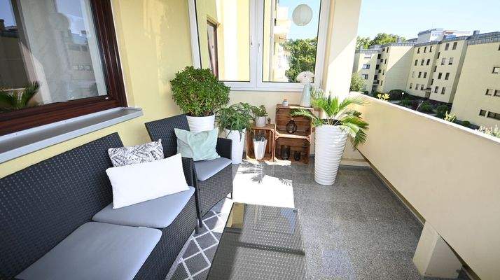 ... mit Zugang auf den Balkon