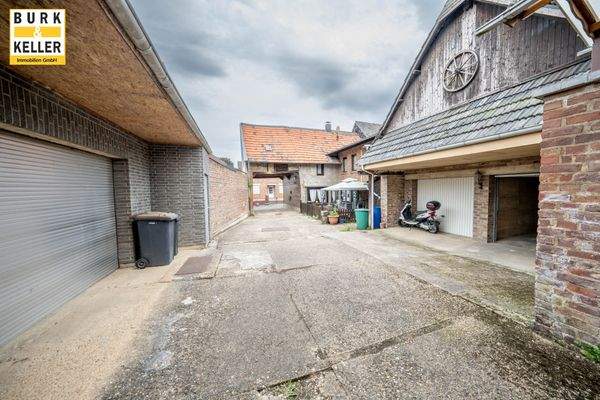 Rückansicht Altgebäude + Hof