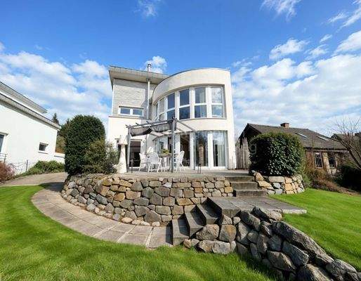 Haus Treppenansicht - (KI bearbeitet)