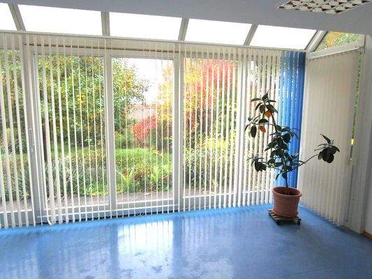 Praxisraum mit Gartenblick
