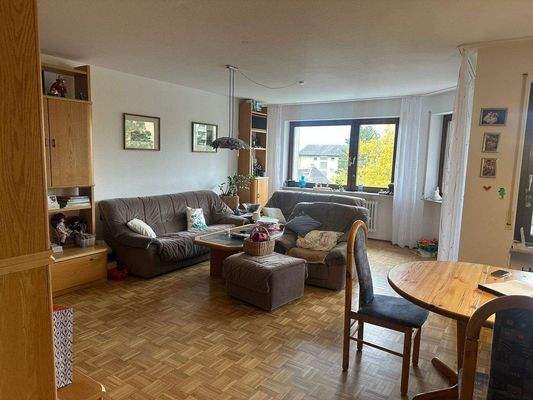 Helles Wohnzimmer mit Sofa