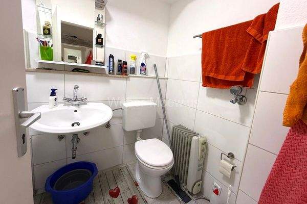 3423 Wannenbad mit Duschvorrichtung a