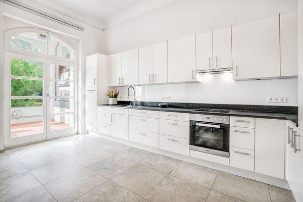 Geräumige Einbauküche.