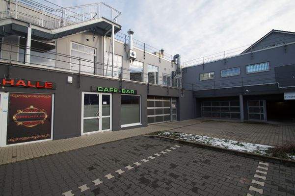 Stellplätze vor dem Gewerbe