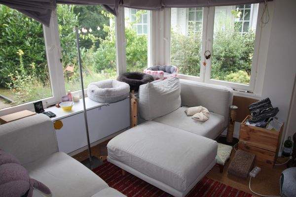 UND GEMÜTLICHER SITZECKE