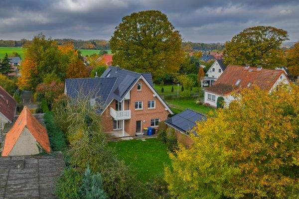 Luftaufnahme von der seitlichen Hausansicht