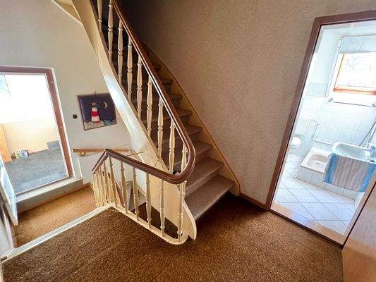 Tolle Holztreppe zum OG und DG